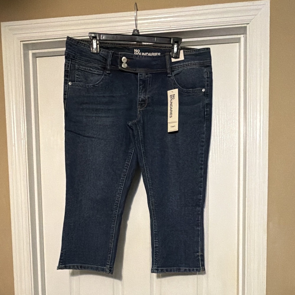 NWT No Boundaries Women's Denim Capri Jeans Size 16 Blue 5-Pocket Button Closure